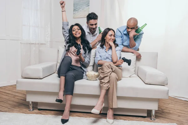 Amigos jogando videogames em casa — Fotografia de Stock