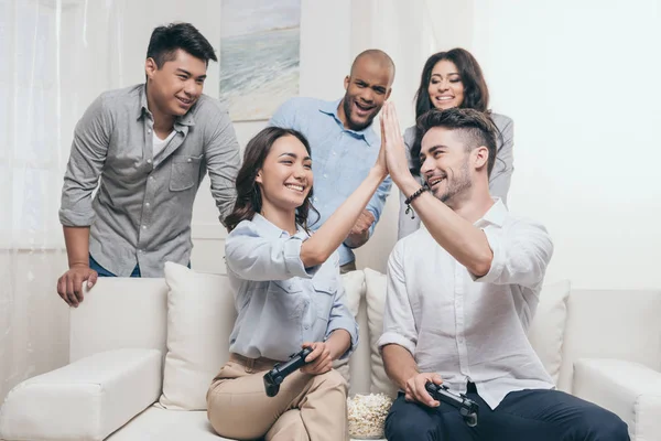 Friends playing video games at home — Stock Photo