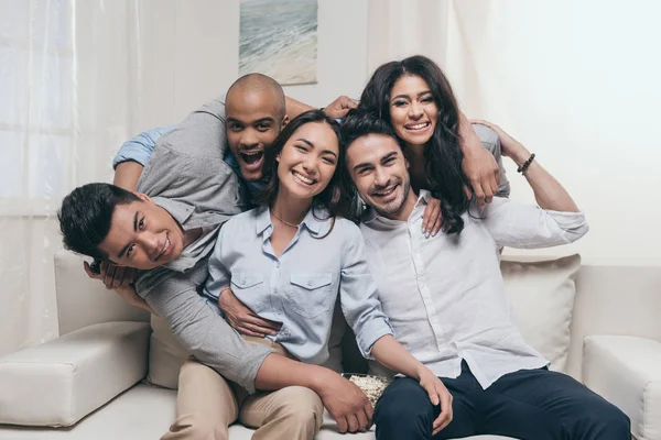 Jóvenes alegres amigos multiétnicos - foto de stock