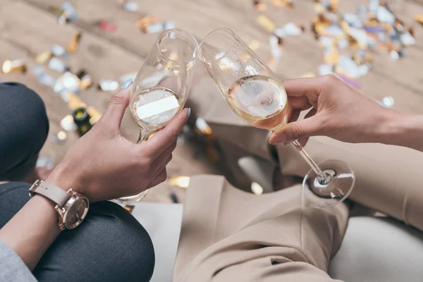 Mujeres celebrando y bebiendo champán en casa — Stock Photo