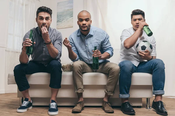 Amigos emocionais assistindo futebol em casa — Fotografia de Stock