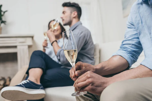 Amis boire du champagne à la maison — Photo de stock