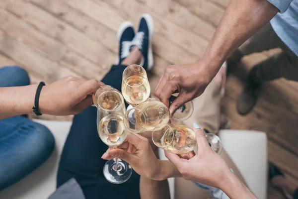 Amis cliquetis avec des verres de champagne à la maison — Photo de stock