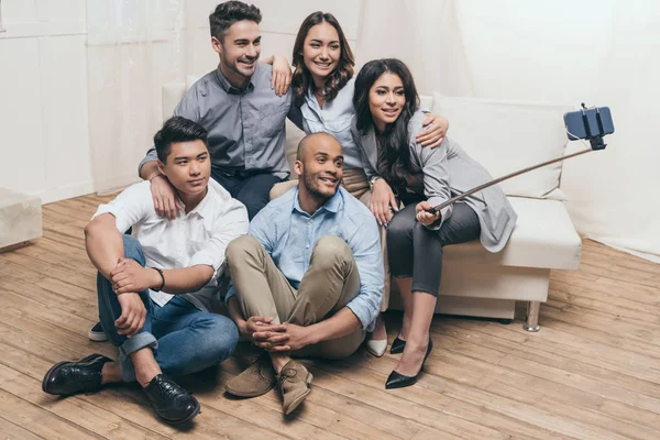 Lächelnde multiethnische Freunde machen Selfie — Stockfoto