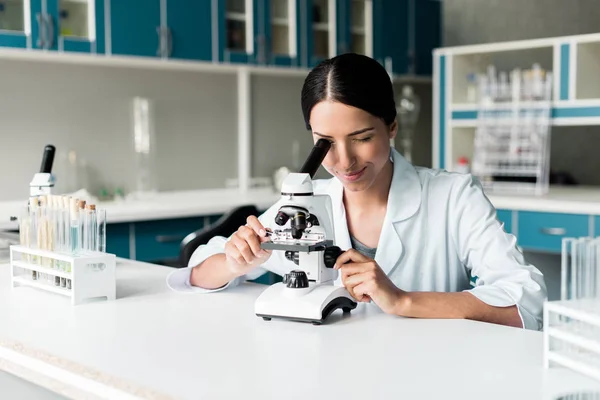 Scienziato con microscopio in laboratorio — Foto stock