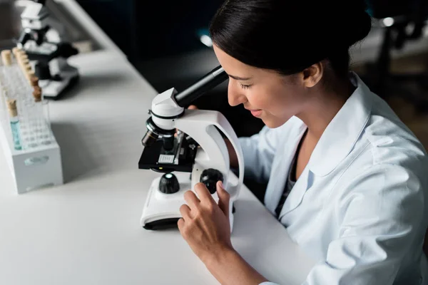 Scientifique avec microscope en laboratoire — Photo de stock