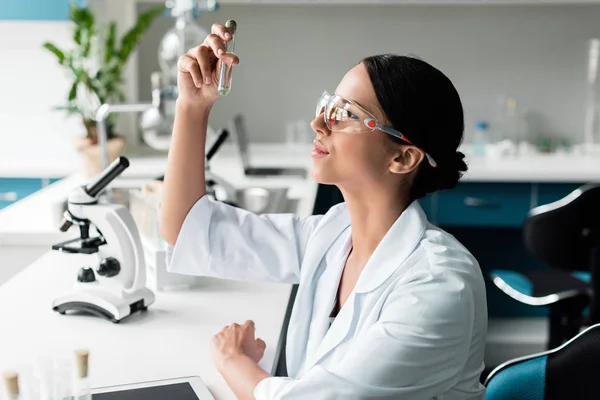 Cientista examinando tubo de ensaio — Fotografia de Stock