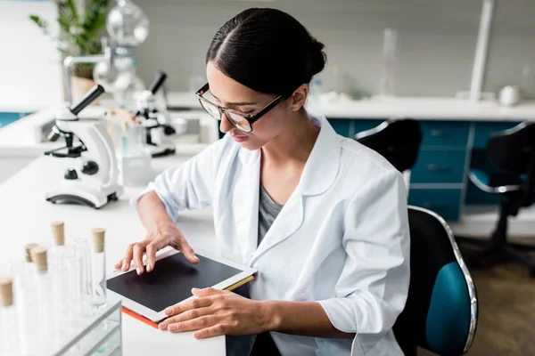 Scienziato con tablet digitale in laboratorio — Foto stock