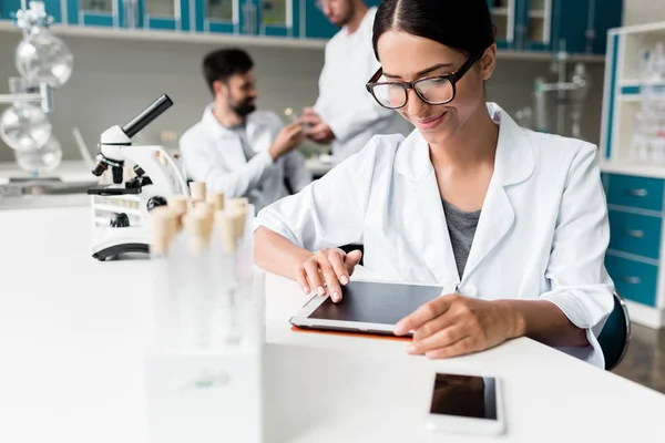 Científico con tableta digital en el laboratorio - foto de stock