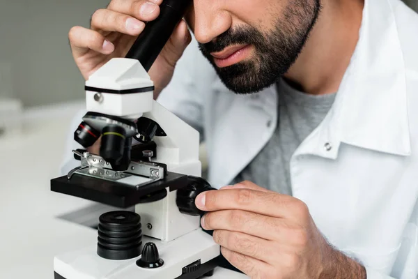 Ученый, работающий с микроскопом — стоковое фото