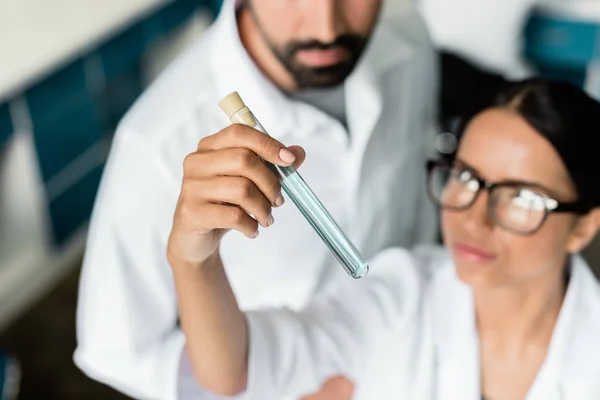 Cientistas examinando tubo de ensaio — Fotografia de Stock