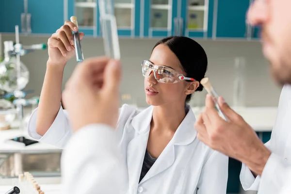 Scientifiques en laboratoire chimique — Photo de stock