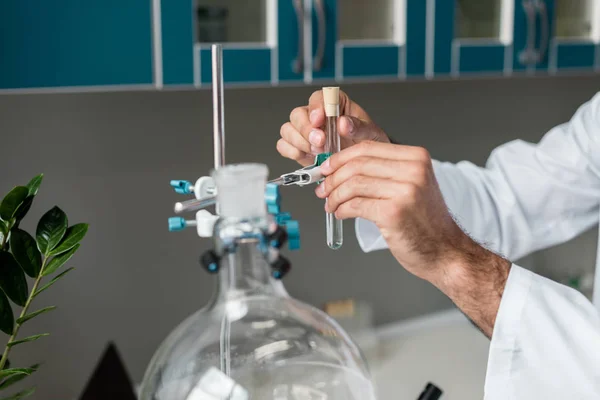 Cientista em laboratório químico — Fotografia de Stock