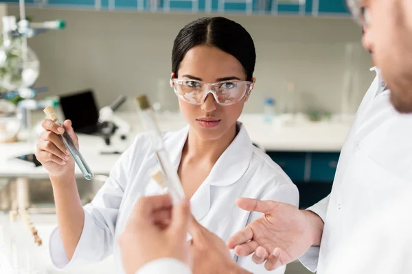 Científicos en laboratorio químico — Stock Photo