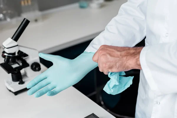 Wissenschaftler im Schutzhandschuh — Stockfoto