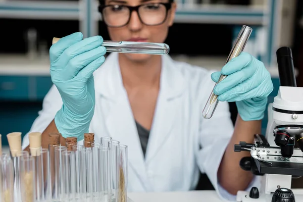 Científico haciendo experimento - foto de stock