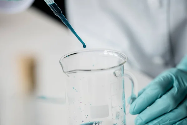 Scientist making experiment — Stock Photo