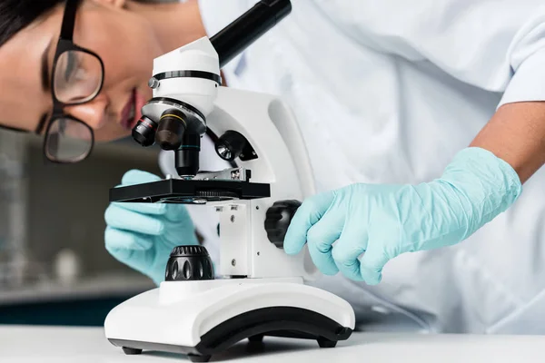 Científico trabajando con microscopio — Stock Photo