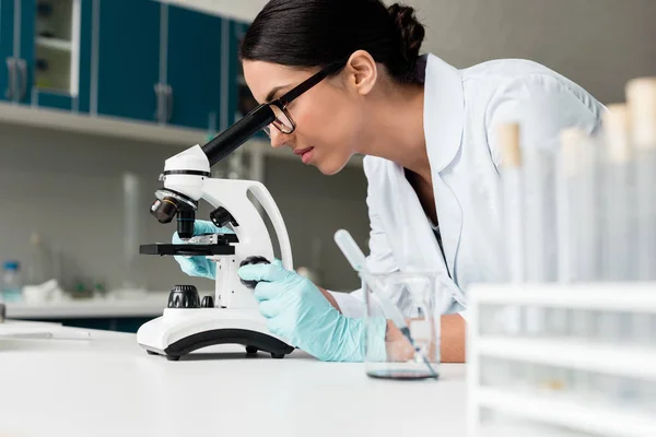 Científico trabajando con microscopio — Stock Photo