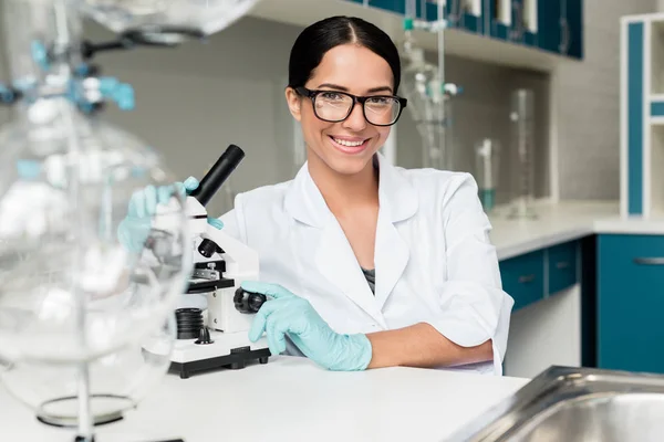 Cientista que trabalha com microscópio — Fotografia de Stock