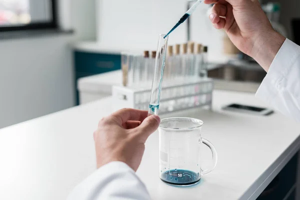 Scientist making experiment — Stock Photo