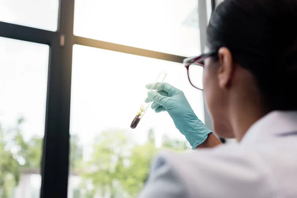 Cientista segurando tubo de ensaio — Stock Photo