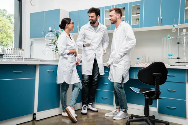 Jovens químicos em laboratório — Fotografia de Stock