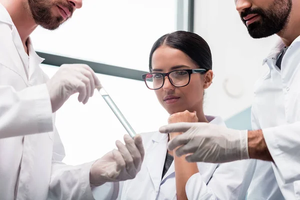 Scienziati che esaminano provetta — Foto stock