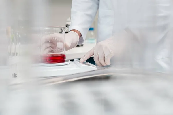 Scientist making experiment — Stock Photo