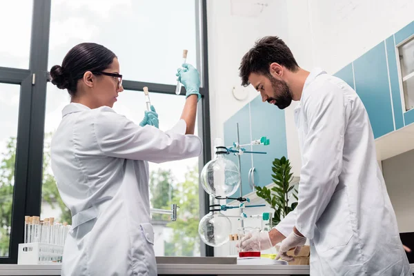 Cientistas que trabalham em laboratório — Fotografia de Stock