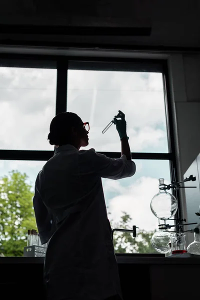 Cientista segurando tubo de ensaio — Fotografia de Stock