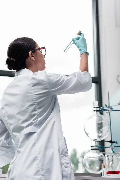 Cientista segurando tubo de ensaio — Fotografia de Stock