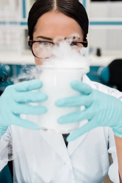 Scientist making experiment — Stock Photo