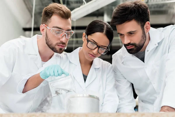 Científicos trabajando en laboratorio - foto de stock