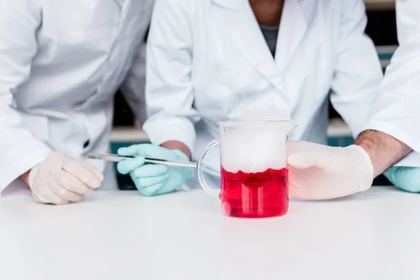 Científicos trabajando en laboratorio - foto de stock