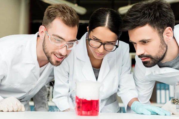 Jovens cientistas em laboratório — Fotografia de Stock