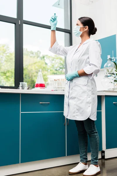 Cientista que trabalha em laboratório — Fotografia de Stock