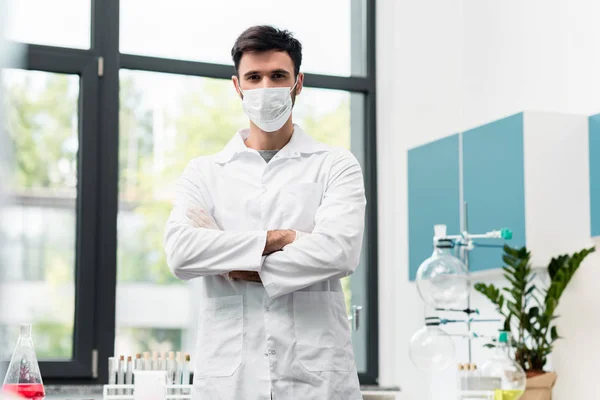 Selbstbewusster Wissenschaftler in Maske — Stockfoto