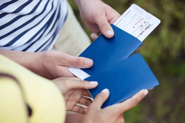 Couple avec passeports et billets — Photo de stock