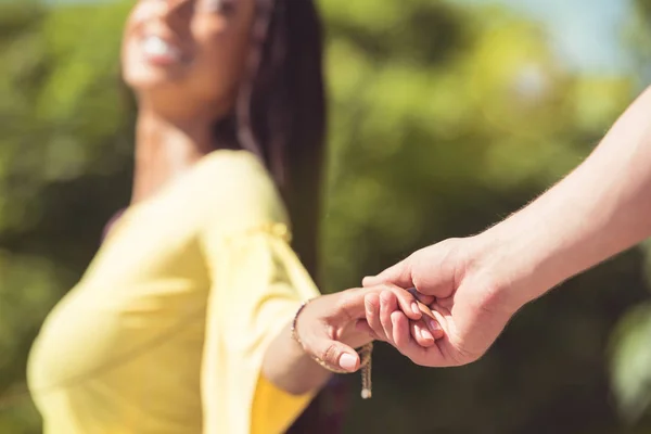 Couple holding hands — Stock Photo