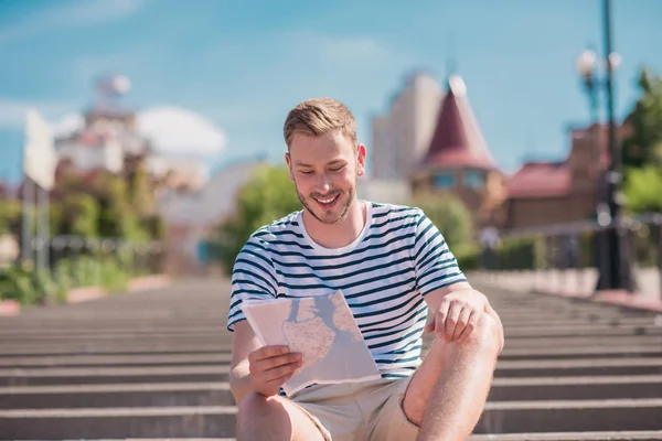 Hombre con mapa en la ciudad - foto de stock