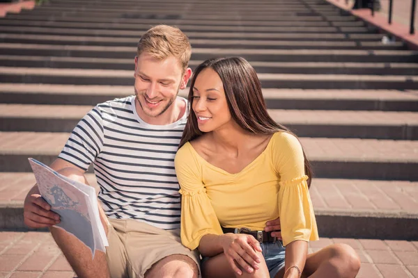 Pareja multiétnica de turistas con mapa - foto de stock