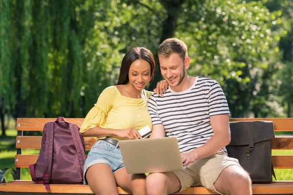 Multiétnico casal compras online — Fotografia de Stock