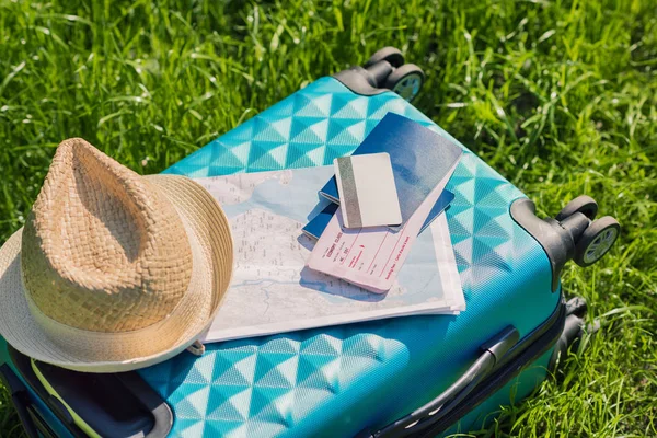 Reiseutensilien auf Koffer — Stockfoto