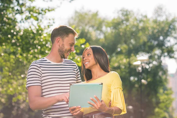 Coppia multietnica con tablet digitale — Foto stock