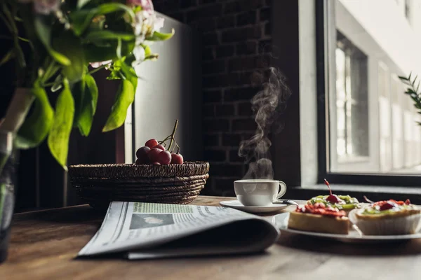 Breakfast on kitchen table — Stock Photo