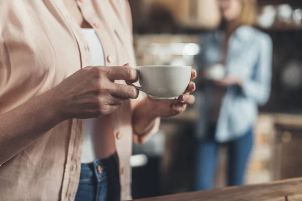 Person mit Kaffeetasse — Stockfoto