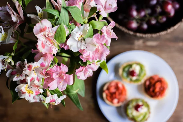 Breakfast on kitchen table — Stock Photo
