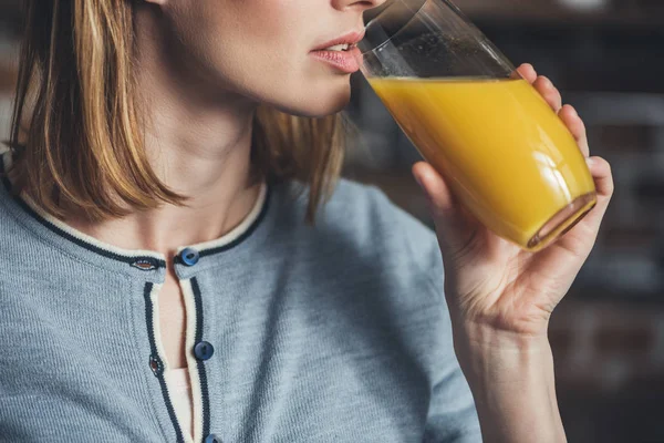 Donna che beve succo d'arancia — Foto stock