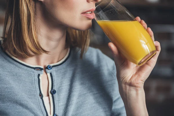 Mulher bebendo suco de laranja — Fotografia de Stock